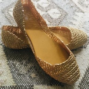 NEW Dizzy ‘ease’ gold jelly flats